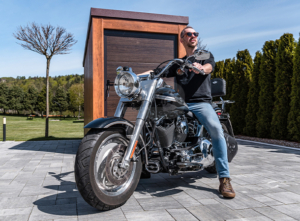 1,5-2x3m-es DELUX szigetelt motorgarázs / quadgarázs / tároló hátra lejtő tetővel, ajtóval, cserepeslemez tetővel, ereszcsatornával, szegélyekkel