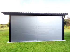 7x5m DELUX insulated mobile garage with gable roof, sectional door, door, 2 windows, 2 ventilation grilles, cornices, guttering, plywood roof covering, galvanized frame