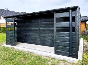 5x5m DELUX storage, with gable roof, 1m wide open part on the right side, with gap plating, double wing door, with edging, gutter, wide horizontal plating, galvanized frame structure