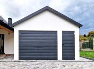 4,5x7m DELUX plastered mobile garage with gable roof, tilting door, door, 2 windows, gutter, skirting, galvanized frame