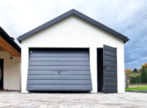 4,5x7m DELUX plastered mobile garage with gable roof, tilting door, door, 2 windows, gutter, skirting, galvanized frame