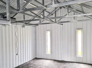 4,5x7m DELUX plastered mobile garage with gable roof, tilting door, door, 2 windows, gutter, skirting, galvanized frame