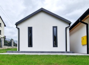 4,5x7m DELUX plastered mobile garage with gable roof, tilting door, door, 2 windows, gutter, skirting, galvanized frame