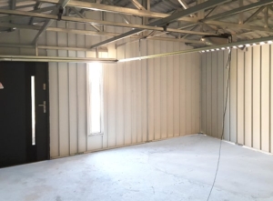 8,3x5,48m DELUX plastered mobile garage with inverted gable roof and side roof, sectional door, door, window, gutter, skirting, galvanized frame