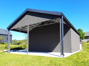 8,3x5,48m DELUX plastered mobile garage with inverted gable roof and side roof, sectional door, door, window, gutter, skirting, galvanized frame