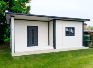40 m² (8x5m) year-round habitable DELUX mobile home with bedroom, sloping roof, 1 insulated aluminium door, 2 double-hung and 1 double-hung PVC windows, PIR panel sandwich structure, trapezoidal sheet roofing, flooring, habitable finish