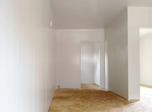 40 m²-es (8x5m) egész évben lakható DELUX mobilház hálószobával, hátra lejtő tetővel, 1db szigetelt alumínium ajtóval, 2db kétszárnyú nyíló-bukó és 1db bukó PVC ablakkal, PIR paneles szendvicsszerkezettel, trapézlemezes tetőfedéssel, padlózattal, lakható kivitelben