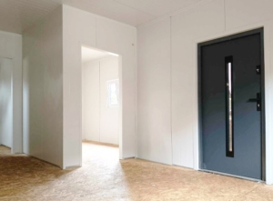 40 m²-es (8x5m) egész évben lakható DELUX mobilház hálószobával, hátra lejtő tetővel, 1db szigetelt alumínium ajtóval, 2db kétszárnyú nyíló-bukó és 1db bukó PVC ablakkal, PIR paneles szendvicsszerkezettel, trapézlemezes tetőfedéssel, padlózattal, lakható kivitelben
