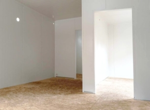 40 m²-es (8x5m) egész évben lakható DELUX mobilház hálószobával, hátra lejtő tetővel, 1db szigetelt alumínium ajtóval, 2db kétszárnyú nyíló-bukó és 1db bukó PVC ablakkal, PIR paneles szendvicsszerkezettel, trapézlemezes tetőfedéssel, padlózattal, lakható kivitelben