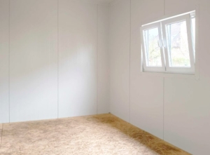 40 m²-es (8x5m) egész évben lakható DELUX mobilház hálószobával, hátra lejtő tetővel, 1db szigetelt alumínium ajtóval, 2db kétszárnyú nyíló-bukó és 1db bukó PVC ablakkal, PIR paneles szendvicsszerkezettel, trapézlemezes tetőfedéssel, padlózattal, lakható kivitelben