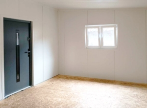 40 m²-es (8x5m) egész évben lakható DELUX mobilház hálószobával, hátra lejtő tetővel, 1db szigetelt alumínium ajtóval, 2db kétszárnyú nyíló-bukó és 1db bukó PVC ablakkal, PIR paneles szendvicsszerkezettel, trapézlemezes tetőfedéssel, padlózattal, lakható kivitelben