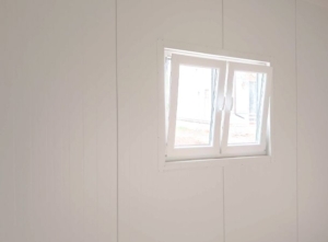 40 m²-es (8x5m) egész évben lakható DELUX mobilház hálószobával, hátra lejtő tetővel, 1db szigetelt alumínium ajtóval, 2db kétszárnyú nyíló-bukó és 1db bukó PVC ablakkal, PIR paneles szendvicsszerkezettel, trapézlemezes tetőfedéssel, padlózattal, lakható kivitelben