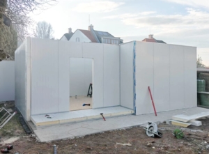 40 m²-es (8x5m) egész évben lakható DELUX mobilház hálószobával, hátra lejtő tetővel, 1db szigetelt alumínium ajtóval, 2db kétszárnyú nyíló-bukó és 1db bukó PVC ablakkal, PIR paneles szendvicsszerkezettel, trapézlemezes tetőfedéssel, padlózattal, lakható kivitelben