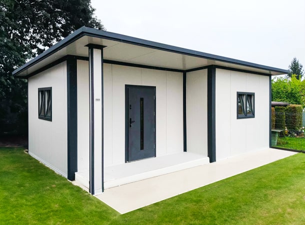 40 m²-es (8x5m) egész évben lakható DELUX mobilház hálószobával, hátra lejtő tetővel, 1db szigetelt alumínium ajtóval, 2db kétszárnyú nyíló-bukó és 1db bukó PVC ablakkal, PIR paneles szendvicsszerkezettel, trapézlemezes tetőfedéssel, padlózattal, lakható kivitelben