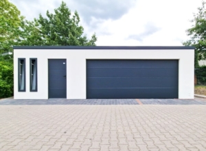 9,5x6,29m DELUX plastered insulated mobile garage with sloping roof, sectional door, 2 doors, 2 windows, partition and separate storage room, guttering, PIR sandwich panel wall and roof construction
