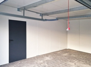 9,5x6,29m DELUX plastered insulated mobile garage with sloping roof, sectional door, 2 doors, 2 windows, partition and separate storage room, guttering, PIR sandwich panel wall and roof construction
