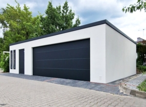9,5x6,29m DELUX plastered insulated mobile garage with sloping roof, sectional door, 2 doors, 2 windows, partition and separate storage room, guttering, PIR sandwich panel wall and roof construction