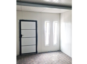 9,5x6,29m DELUX plastered insulated mobile garage with sloping roof, sectional door, 2 doors, 2 windows, partition and separate storage room, guttering, PIR sandwich panel wall and roof construction