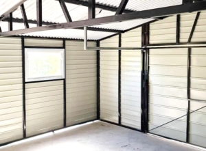 6x7m-es minőségi mobilgarázs, nyeregtetővel, cserepeslemezzel és filcborítással, világos aranytölgy falakkal, billenőkapuval és ajtóval, csokoládébarna tetővel, ablakkal, szegélyekkel, ereszcsatornával, vízszintes lemezeléssel, dupla festékréteggel kezelt (fekete) vázszerkezettel