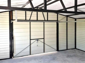 6x7m-es minőségi mobilgarázs, nyeregtetővel, cserepeslemezzel és filcborítással, világos aranytölgy falakkal, billenőkapuval és ajtóval, csokoládébarna tetővel, ablakkal, szegélyekkel, ereszcsatornával, vízszintes lemezeléssel, dupla festékréteggel kezelt (fekete) vázszerkezettel