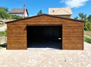 6x7m-es minőségi mobilgarázs, nyeregtetővel, cserepeslemezzel és filcborítással, világos aranytölgy falakkal, billenőkapuval és ajtóval, csokoládébarna tetővel, ablakkal, szegélyekkel, ereszcsatornával, vízszintes lemezeléssel, dupla festékréteggel kezelt (fekete) vázszerkezettel
