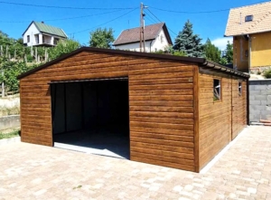 6x7m-es minőségi mobilgarázs, nyeregtetővel, cserepeslemezzel és filcborítással, világos aranytölgy falakkal, billenőkapuval és ajtóval, csokoládébarna tetővel, ablakkal, szegélyekkel, ereszcsatornával, vízszintes lemezeléssel, dupla festékréteggel kezelt (fekete) vázszerkezettel
