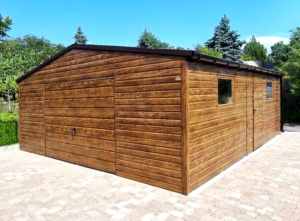 6x7m-es minőségi mobilgarázs, nyeregtetővel, cserepeslemezzel és filcborítással, világos aranytölgy falakkal, billenőkapuval és ajtóval, csokoládébarna tetővel, ablakkal, szegélyekkel, ereszcsatornával, vízszintes lemezeléssel, dupla festékréteggel kezelt (fekete) vázszerkezettel