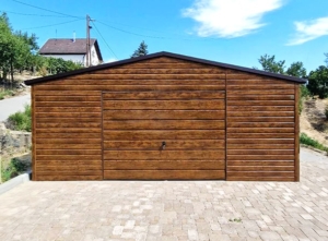 6x7m-es minőségi mobilgarázs, nyeregtetővel, cserepeslemezzel és filcborítással, világos aranytölgy falakkal, billenőkapuval és ajtóval, csokoládébarna tetővel, ablakkal, szegélyekkel, ereszcsatornával, vízszintes lemezeléssel, dupla festékréteggel kezelt (fekete) vázszerkezettel