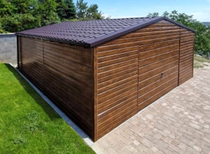 6x7m-es minőségi mobilgarázs, nyeregtetővel, cserepeslemezzel és filcborítással, világos aranytölgy falakkal, billenőkapuval és ajtóval, csokoládébarna tetővel, ablakkal, szegélyekkel, ereszcsatornával, vízszintes lemezeléssel, dupla festékréteggel kezelt (fekete) vázszerkezettel