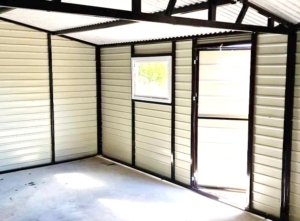 6x7m-es minőségi mobilgarázs, nyeregtetővel, cserepeslemezzel és filcborítással, világos aranytölgy falakkal, billenőkapuval és ajtóval, csokoládébarna tetővel, ablakkal, szegélyekkel, ereszcsatornával, vízszintes lemezeléssel, dupla festékréteggel kezelt (fekete) vázszerkezettel