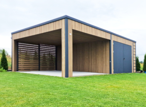 7,35x5,55m-es DELUX mobilgarázs+kocsibeálló, hátra lejtő tetővel, kocsibeállóval, kétszárnyú kapuval, szegélyekkel, ereszcsatornával, függőleges lemezeléssel, horganyzott vázszerkezettel