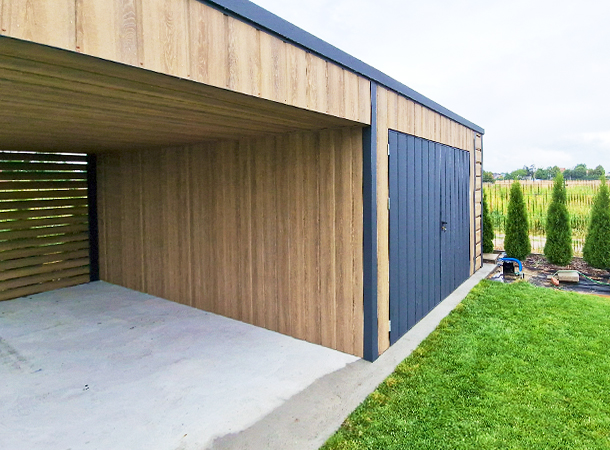 PULION DELUX minőségi lemezelt kocsibeálló CALGARY 7,35x5,55m-es DELUX mobilgarázs+kocsibeálló, hátra lejtő tetővel, kocsibeállóval, kétszárnyú kapuval, szegélyekkel, ereszcsatornával, függőleges lemezeléssel, horganyzott vázszerkezettel