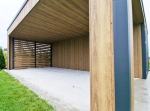 7,35x5,55m-es DELUX mobilgarázs+kocsibeálló, hátra lejtő tetővel, kocsibeállóval, kétszárnyú kapuval, szegélyekkel, ereszcsatornával, függőleges lemezeléssel, horganyzott vázszerkezettel