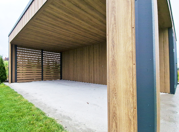 PULION DELUX minőségi lemezelt kocsibeálló CALGARY 7,35x5,55m-es DELUX mobilgarázs+kocsibeálló, hátra lejtő tetővel, kocsibeállóval, kétszárnyú kapuval, szegélyekkel, ereszcsatornával, függőleges lemezeléssel, horganyzott vázszerkezettel