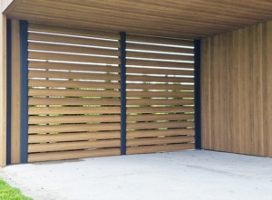 7,35x5,55m-es DELUX mobilgarázs+kocsibeálló, hátra lejtő tetővel, kocsibeállóval, kétszárnyú kapuval, szegélyekkel, ereszcsatornával, függőleges lemezeléssel, horganyzott vázszerkezettel