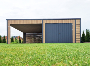 7,35x5,55m-es DELUX mobilgarázs+kocsibeálló, hátra lejtő tetővel, kocsibeállóval, kétszárnyú kapuval, szegélyekkel, ereszcsatornával, függőleges lemezeléssel, horganyzott vázszerkezettel