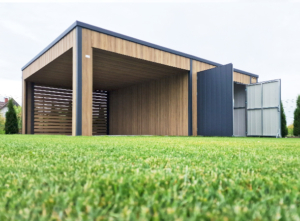 7,35x5,55m-es DELUX mobilgarázs+kocsibeálló, hátra lejtő tetővel, kocsibeállóval, kétszárnyú kapuval, szegélyekkel, ereszcsatornával, függőleges lemezeléssel, horganyzott vázszerkezettel