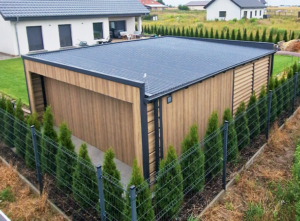 7,35x5,55m-es DELUX mobilgarázs+kocsibeálló, hátra lejtő tetővel, kocsibeállóval, kétszárnyú kapuval, szegélyekkel, ereszcsatornával, függőleges lemezeléssel, horganyzott vázszerkezettel