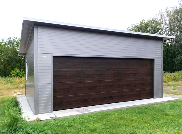 6,3x5,3m-es DELUX szigetelt mobilgarázs hátra lejtő tetővel, szekcionált kapuval, ajtóval, ablakokkal, szegélyekkel, ereszcsatornával, horganyzott vázszerkezettel