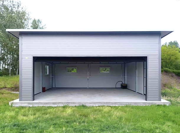 PULION DELUX minőségi szendvicspanel garázs YUKON 6,3x5,3m-es DELUX szigetelt mobilgarázs hátra lejtő tetővel, szekcionált kapuval, ajtóval, ablakokkal, szegélyekkel, ereszcsatornával, horganyzott vázszerkezettel