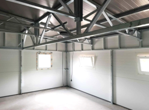 6,3x5,3m-es DELUX szigetelt mobilgarázs hátra lejtő tetővel, szekcionált kapuval, ajtóval, ablakokkal, szegélyekkel, ereszcsatornával, horganyzott vázszerkezettel