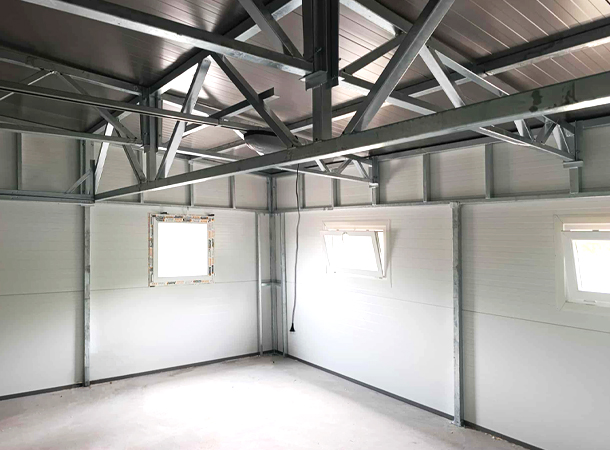 PULION DELUX minőségi szendvicspanel garázs YUKON 6,3x5,3m-es DELUX szigetelt mobilgarázs hátra lejtő tetővel, szekcionált kapuval, ajtóval, ablakokkal, szegélyekkel, ereszcsatornával, horganyzott vázszerkezettel