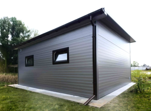 6,3x5,3m-es DELUX szigetelt mobilgarázs hátra lejtő tetővel, szekcionált kapuval, ajtóval, ablakokkal, szegélyekkel, ereszcsatornával, horganyzott vázszerkezettel