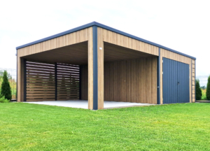 7,35x5,55m-es DELUX mobilgarázs+kocsibeálló, hátra lejtő tetővel, kocsibeállóval, kétszárnyú kapuval, szegélyekkel, ereszcsatornával, függőleges lemezeléssel, horganyzott vázszerkezettel