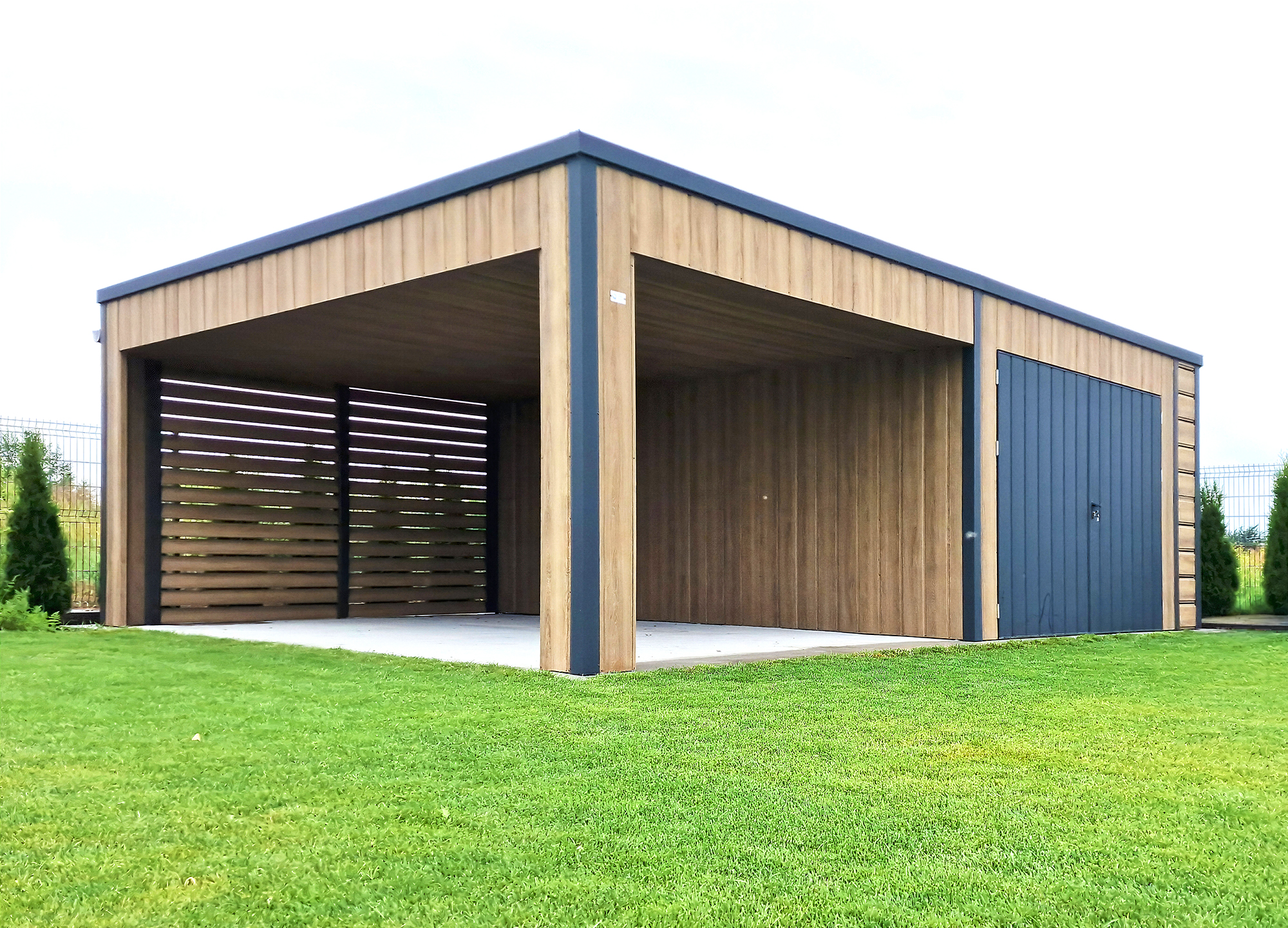 PULION DELUX minőségi lemezelt kocsibeálló CALGARY 7,35x5,55m-es DELUX mobilgarázs+kocsibeálló, hátra lejtő tetővel, kocsibeállóval, kétszárnyú kapuval, szegélyekkel, ereszcsatornával, függőleges lemezeléssel, horganyzott vázszerkezettel