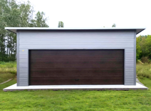 6,3x5,3m-es DELUX szigetelt mobilgarázs hátra lejtő tetővel, szekcionált kapuval, ajtóval, ablakokkal, szegélyekkel, ereszcsatornával, horganyzott vázszerkezettel