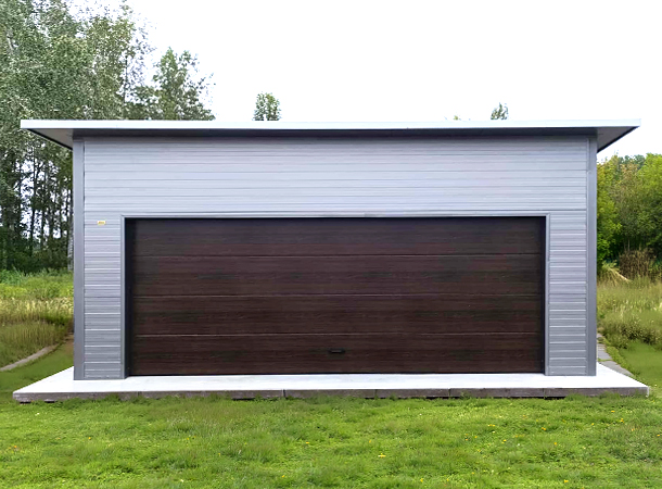 PULION DELUX minőségi szendvicspanel garázs YUKON 6,3x5,3m-es DELUX szigetelt mobilgarázs hátra lejtő tetővel, szekcionált kapuval, ajtóval, ablakokkal, szegélyekkel, ereszcsatornával, horganyzott vázszerkezettel