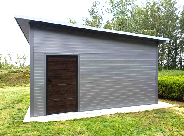 PULION DELUX minőségi szendvicspanel garázs YUKON 6,3x5,3m-es DELUX szigetelt mobilgarázs hátra lejtő tetővel, szekcionált kapuval, ajtóval, ablakokkal, szegélyekkel, ereszcsatornával, horganyzott vázszerkezettel